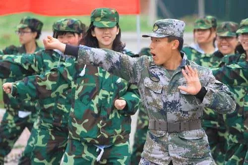 兼职军训教官需要啥条件，工资一天多少，要求高不高？