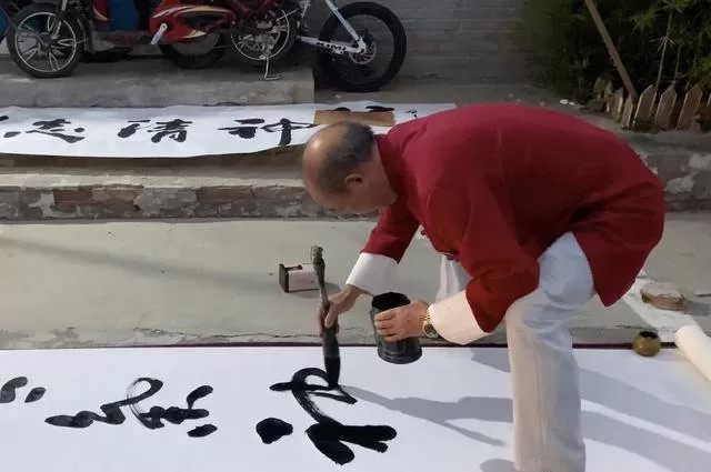 修轮胎30元一次贵不贵？靠谱吗？小伙嫌贵用嘴修剐蹭怎么修？