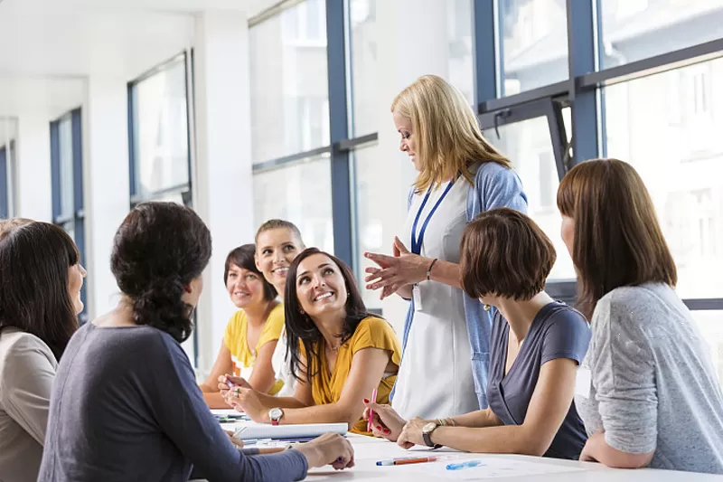 上班族适合什么副业赚钱，边逛边赚又适合女性的有哪些？