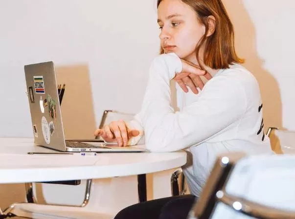 年轻人上班族搞副业，哪个方向最稳当又适合普通人长期？