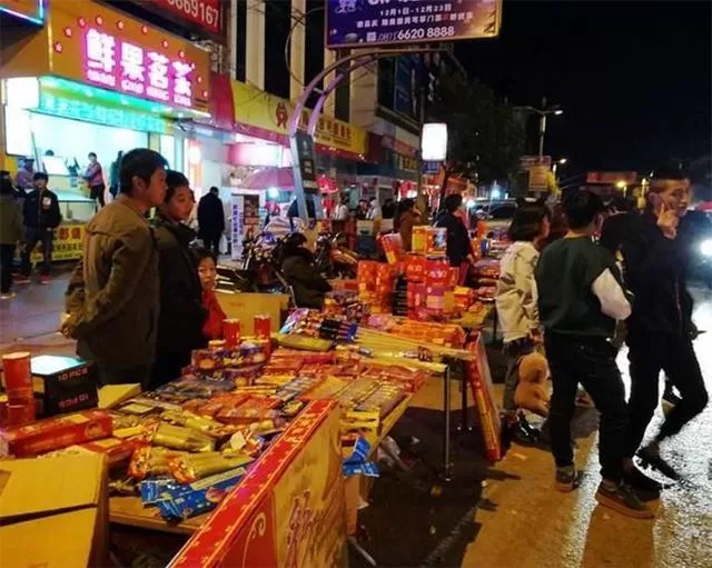 买车后副业靠谱，退休后宝妈小县城晚上摆摊有什么赚钱方向？