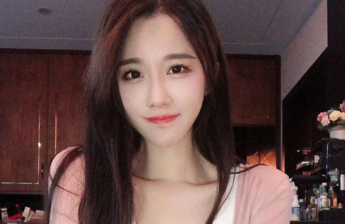 家庭主妇在家怎么赚钱？兼职主播靠谱吗？每天4小时能挣多少？