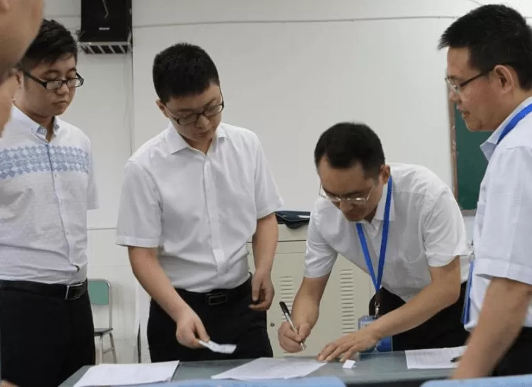 乡镇公务员能不能兼职，服务期内能不能借调或调到市里？