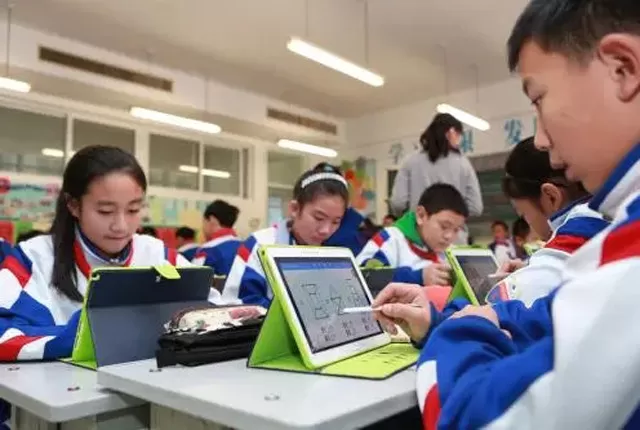 上班族想做保险讲师副业，有哪些靠谱又赚钱的在家兼职方向呢？