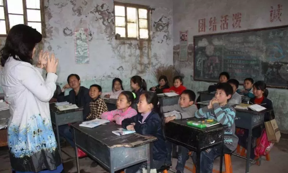 乡村教师副业回家收玉米，关爱留守儿童，能平衡工作与家庭生活吗？