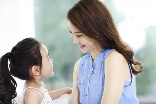 孩子下午发烧又爱动个不停，下午带去医院看合适不合适？