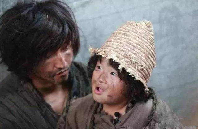 乞丐老婆是传奇警花，校花躲雨遇乞丐，这故事到底咋样？