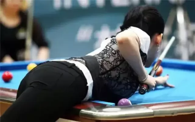 九球天后潘晓婷副业赚钱靠谱吗，坐姿争议书法错字引热议？