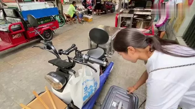 上班族女生适合做啥摆摊副业？兼职季节古城小生意都能做！