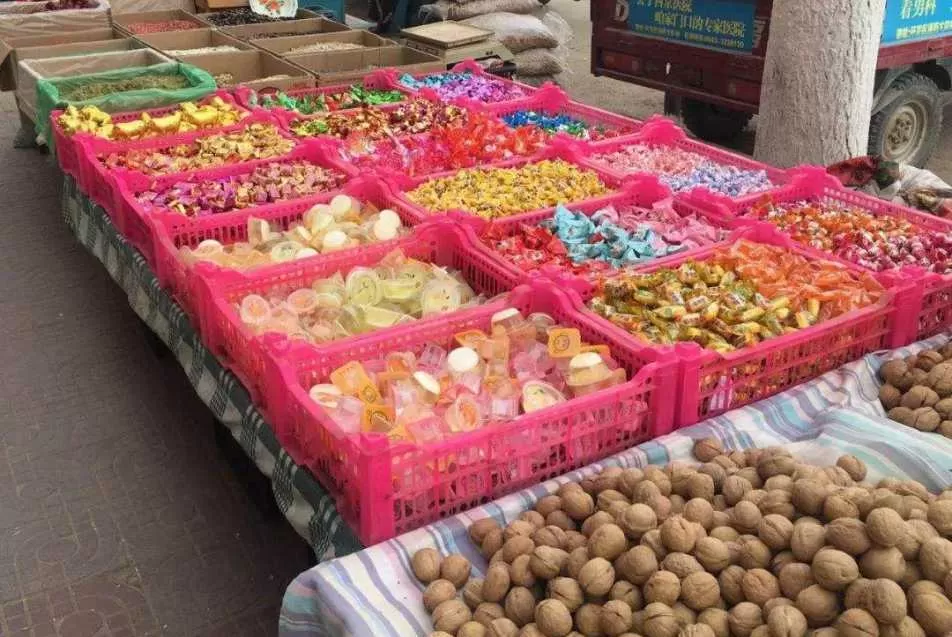 姐妹俩一起摆摊搞副业，文案咋写才能吸引想赚钱的朋友？