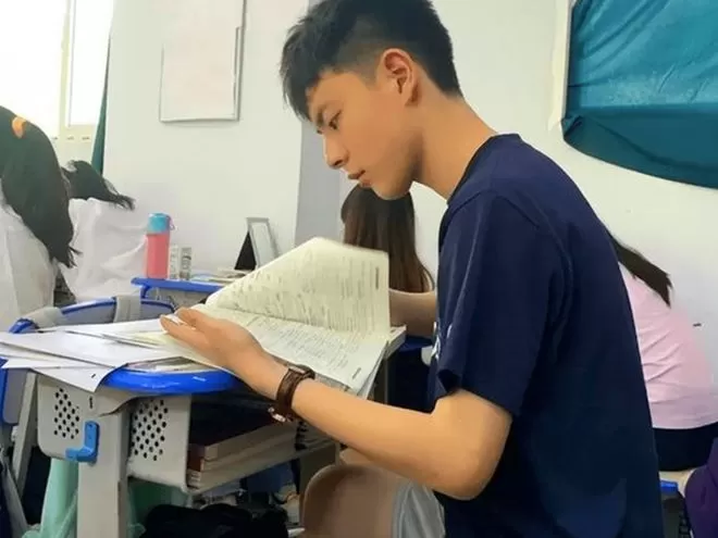 兼职举牌到底累不累?举牌工作真实体验,过来人告诉你有多累?