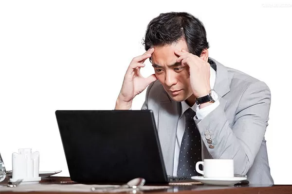 女性上班族有电脑搞副业，靠谱的普通人也能闷声赚吗？