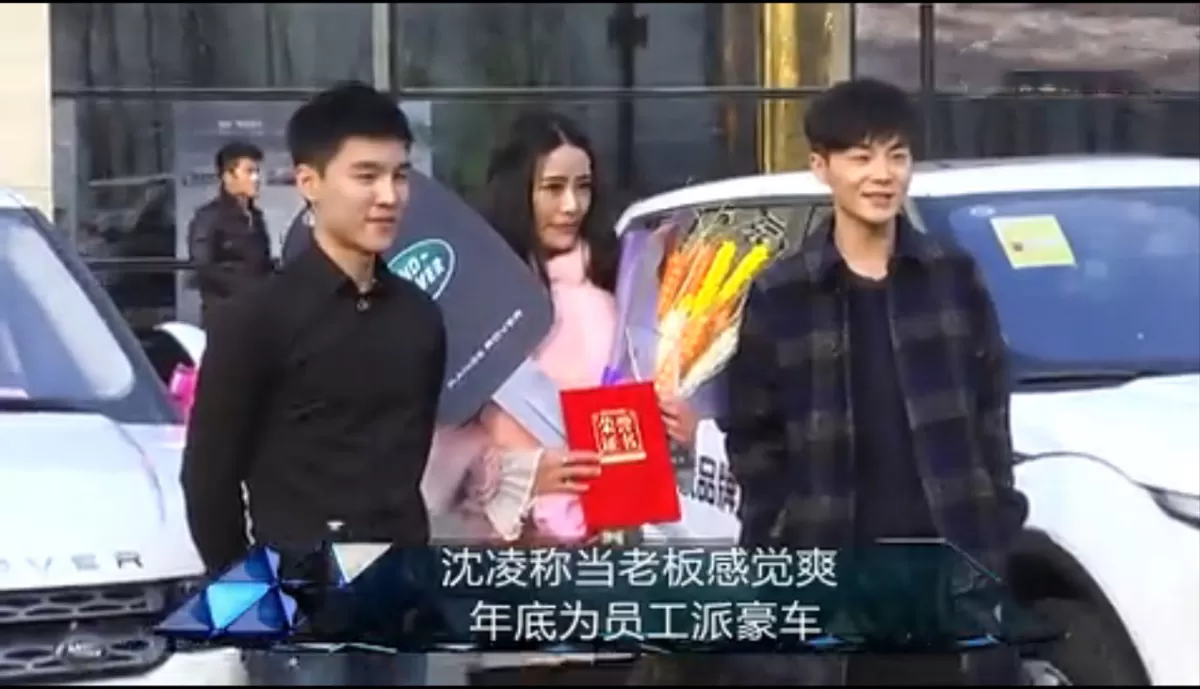 主持人副业靠谱吗？眼镜男主持500人拍卖会做什么副业好？