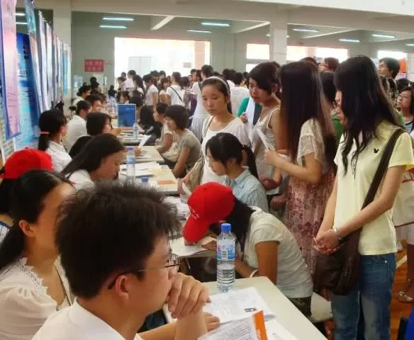 大学生想应聘兼职俄语教师，需要满足哪些具体条件和招聘要求呢？