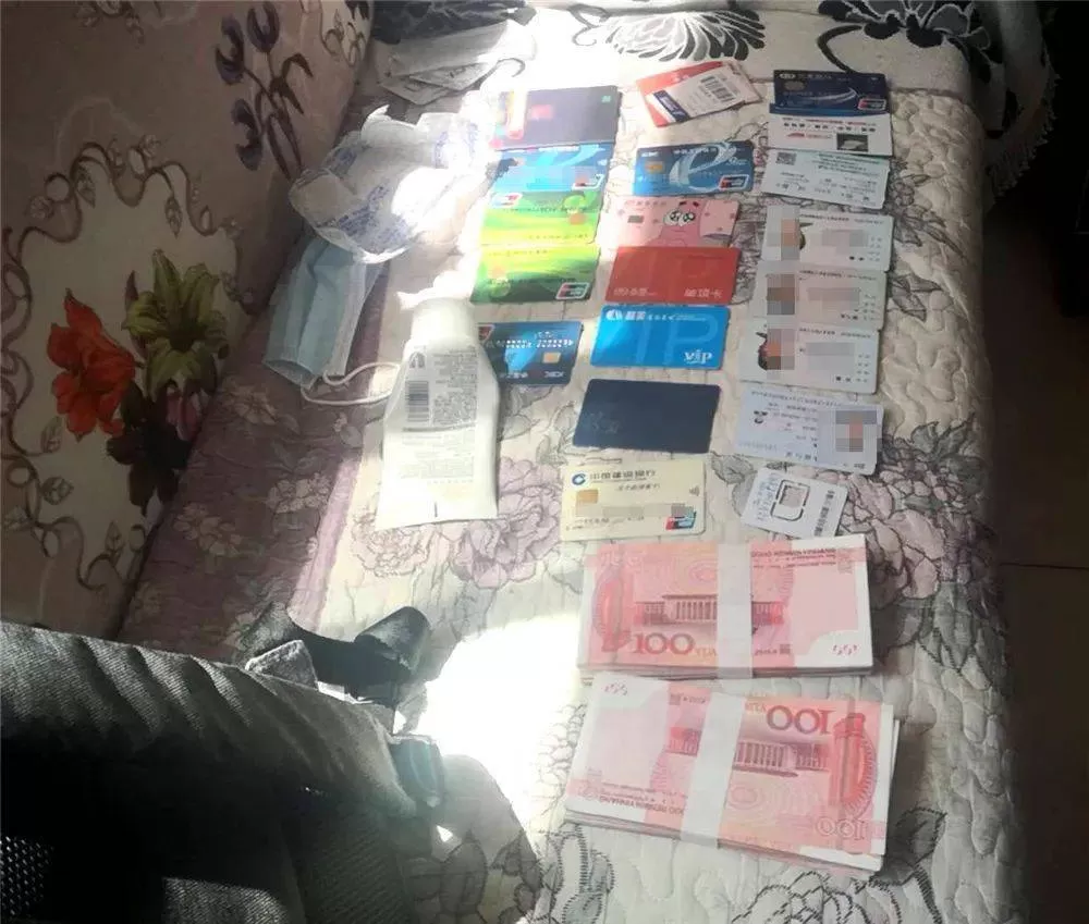 大学生兼职卖卡靠谱不？晚上低成本摆摊卖啥好赚点钱呀？